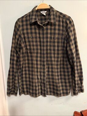 Plaid Button-Up flannel Shirt in Black and green